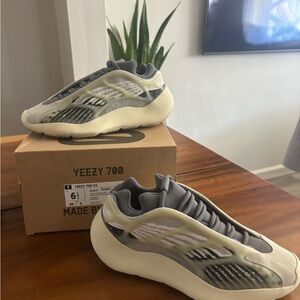 Yezzys 700 women’s size 8 worn twice